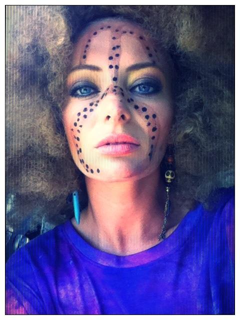 Delia are un nou look: coafura afro si insemne tribale, pictate de bastinasii africani