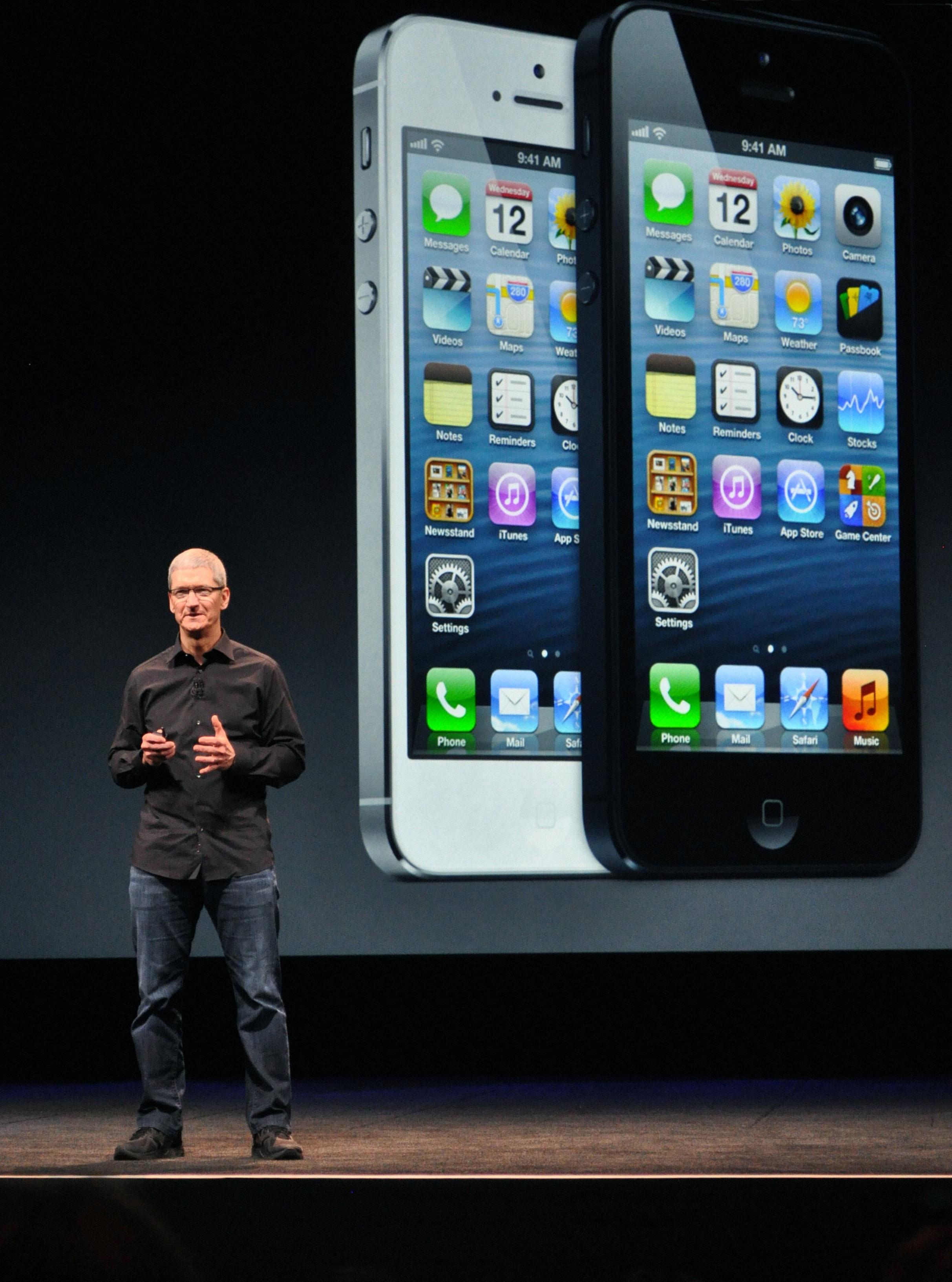 Tim Cook, CEO Apple, isi cere scuze pentru harti