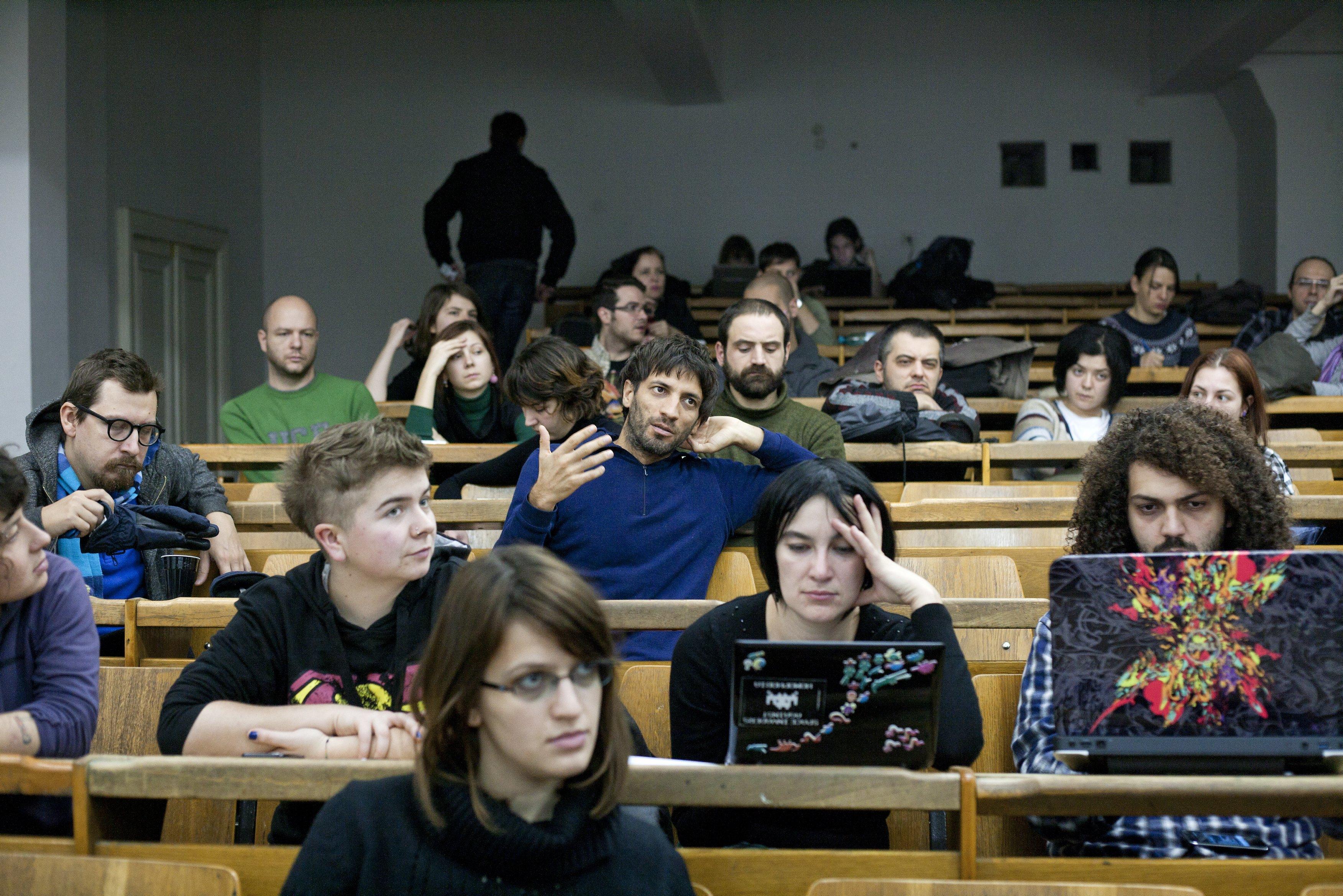 Suna clopotelul pentru studenti! Peste 100 de universitati isi deschid portile