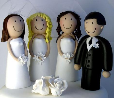 Un trio controversat: Prima casatorie in trei - doua femei si un barbat - a fost oficializata in Brazilia!