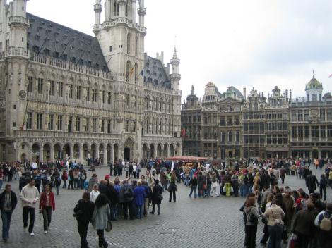 O noua lege in Bruxelles: 250 de euro amenda pentru cei care injura pe strada!
