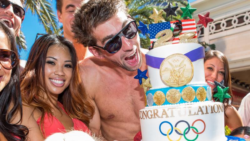 Gata cu Olimpiada: Michael Phelps inoata printre domnisoare sexy!