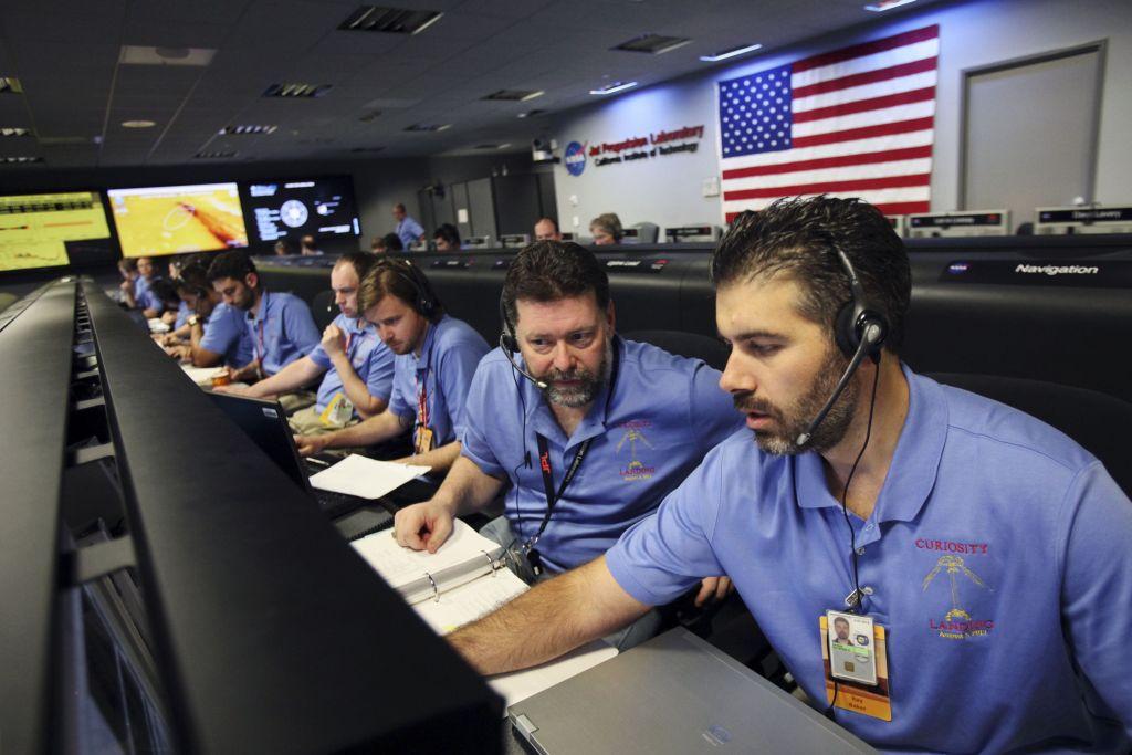 Un roman a devenit om de baza la NASA. El directioneaza operatiunile robotilor pe Marte