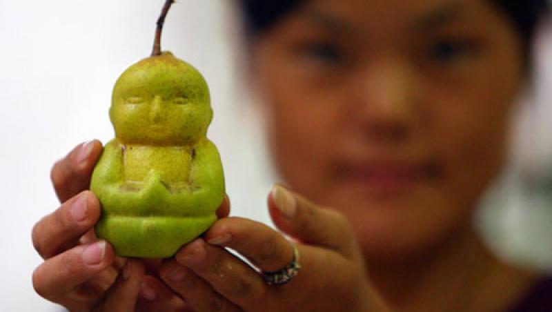 Cel mai original fruct: un fermier chinez a creat pere in forma de Buddha