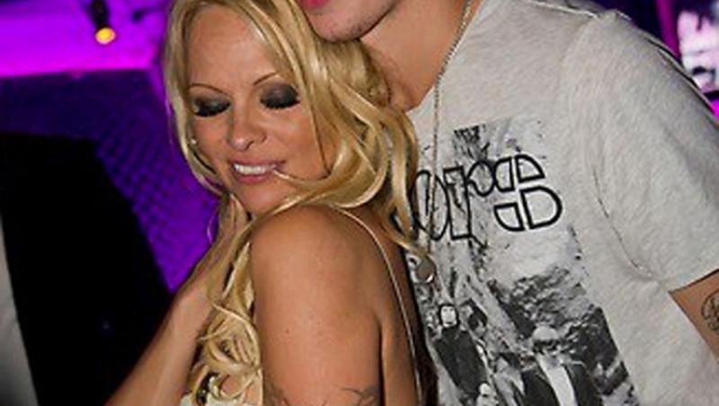 Pamela Anderson prefera barbatii tineri: noul sau iubit are 23 de ani!