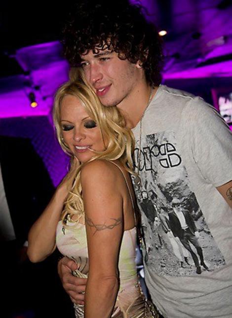 Pamela Anderson prefera barbatii tineri: noul sau iubit are 23 de ani!