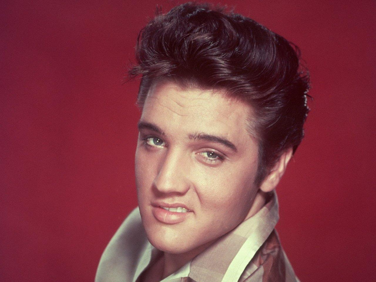 "Sfantul" Elvis Presley: cu cat a cumparat un fan Biblia care a apartinut legendei rock'n'roll