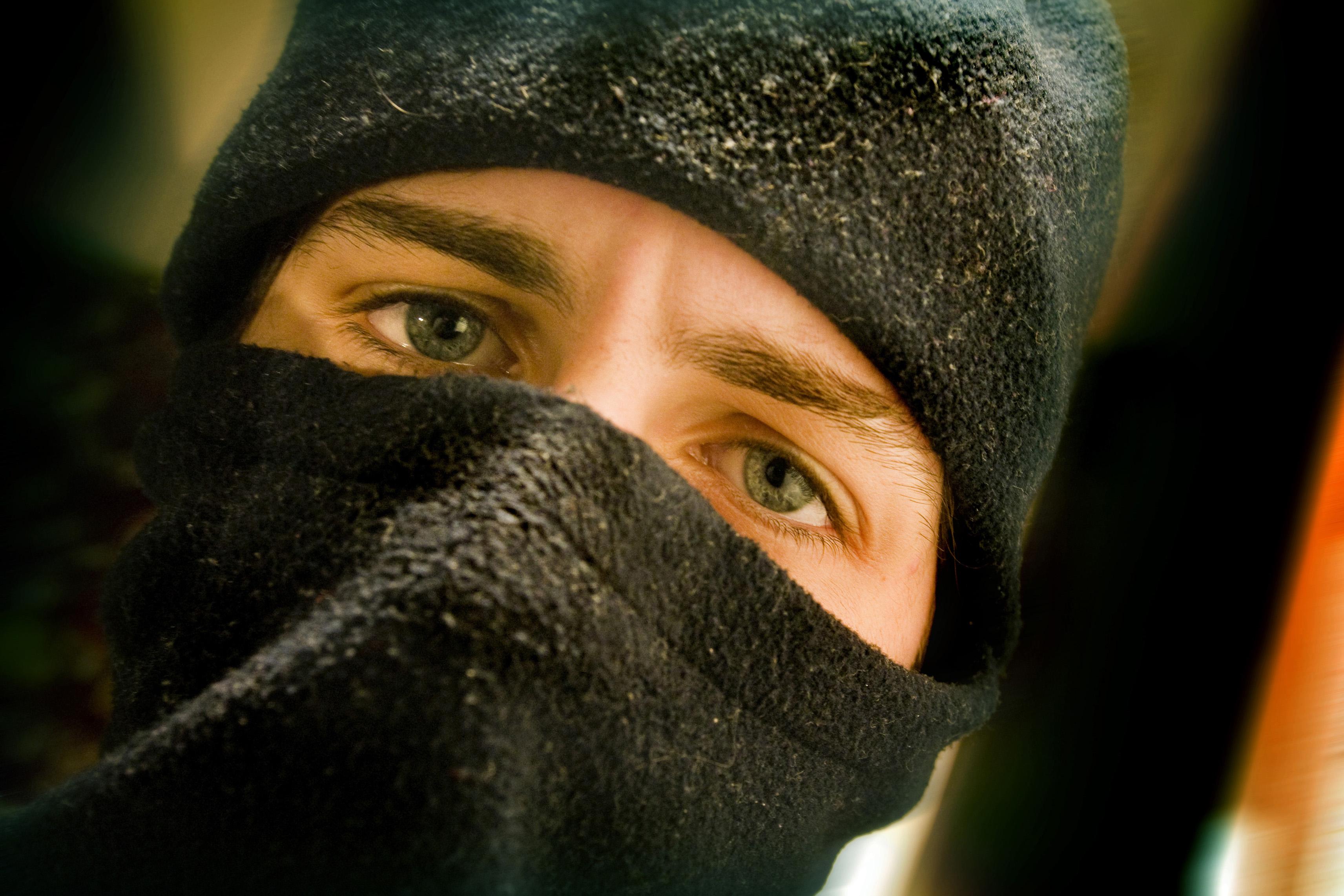 Ghinion! Un hot din SUA a fost prins dupa ce a adormit in locuinta pe care o sparsese