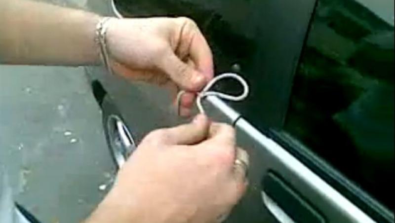 VIDEO Cum sa descui usa masinii cu... siretul de la pantofi!
