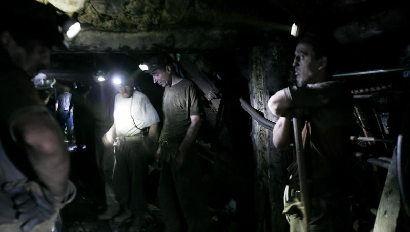 Peste 300 de mineri din Lupeni s-au blocat in subteran, nemultumiti de reducerile salariale
