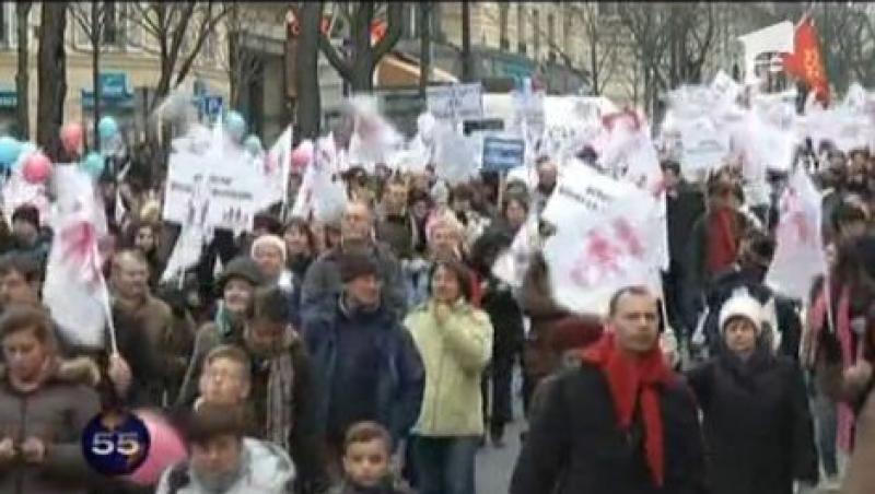 Casatoriile intre persoanele de acelasi sex divizeaza Franta. 800.000 de persoane au protestat la Paris