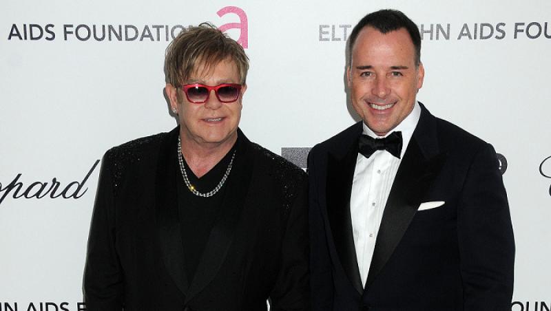 Doi barbati si... jumatate: Elton John si David Furnish sunt din nou parinti!