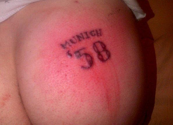 Tragedie tratata cu fundul: Un fan al lui Liverpool si-a tatuat un episod tragic din istoria rivalei United