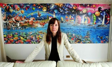 Cata rabdare sa ai?! O femeie din Marea Britanie si-a lipit pe perete 24.000 de bucatele dintr-un puzzle