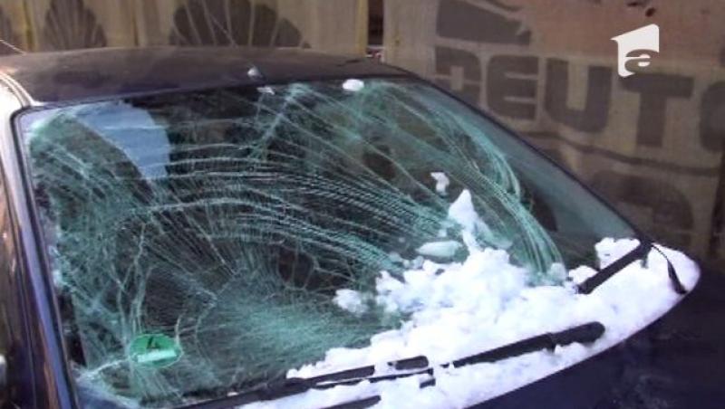 Un sofer din Iasi si-a gasit masina distrusa din cauza nametilor
