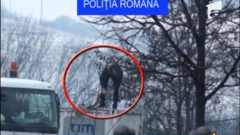 Doi tineri din Cluj, filmati in timp ce furau un container metalic cu macaraua