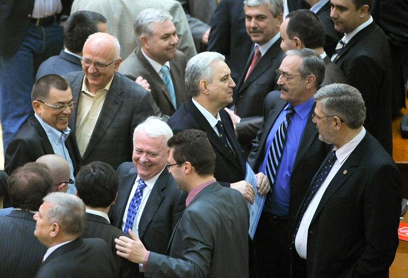 Alesii nu-si pot angaja rudele in cabinetele parlamentare. Comisia de Statut permite o reangajare a personalului anterior