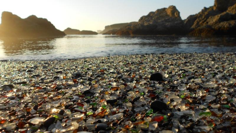 Plaja de sticla: tonele de gunoi aruncate au creat o minunatie
