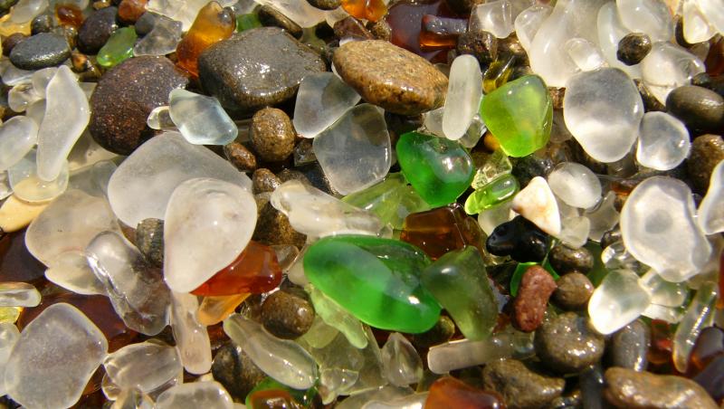Plaja de sticla: tonele de gunoi aruncate au creat o minunatie