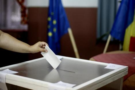 PDL: Comasarea alegerilor, la schimb cu Constitutia. Ce propunere i-a facut Ponta lui Basescu