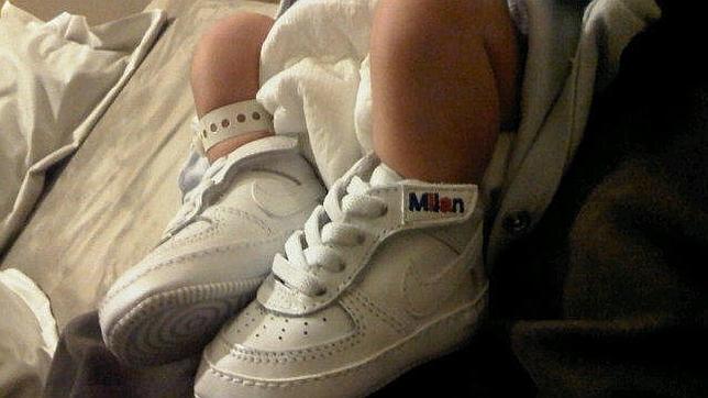 Prima poza cu Milan Pique Mebarak. Are ghetute sport gravate cu numele sau