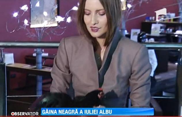 ONG-urile pentru protectia animalelor despre Iulia Albu: "Plimbatul gainii e o dementa si o problema psihica"