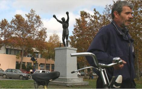 Rocky Balboa din Banatul sarbesc: Statuia ridicata pentru a face un brand dintr-un sat defavorizat