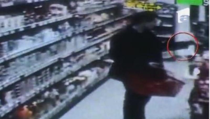 Bistrita: Tanar la costum, filmat in timp ce fura produse alimentare dintr-un magazin