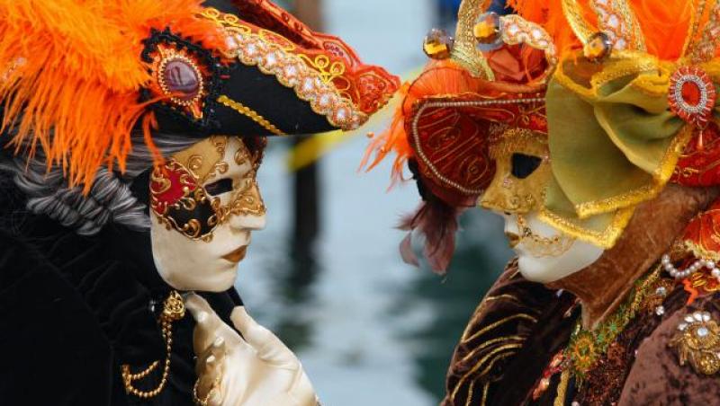 A inceput carnavalul de la Venetia! Mii de turisti s-au inghesuit sa vada parada care a dat startul distractiei