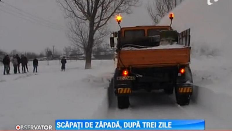 Localnicii unor comune buzoiene, scapati de zapada, dupa trei zile de izolare