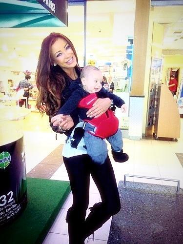 Bianca Dragusanu s-a pozat in postura de mama. Se aseaza vedeta la casa ei?