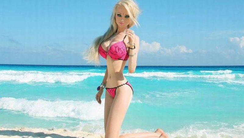 Barbie, IN BIKINI pe plaja! E o papusica de fata, BUNA si reala!