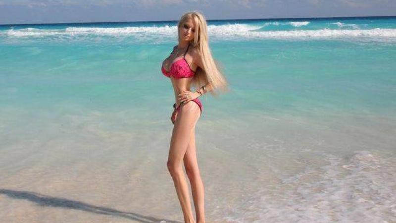 Barbie, IN BIKINI pe plaja! E o papusica de fata, BUNA si reala!