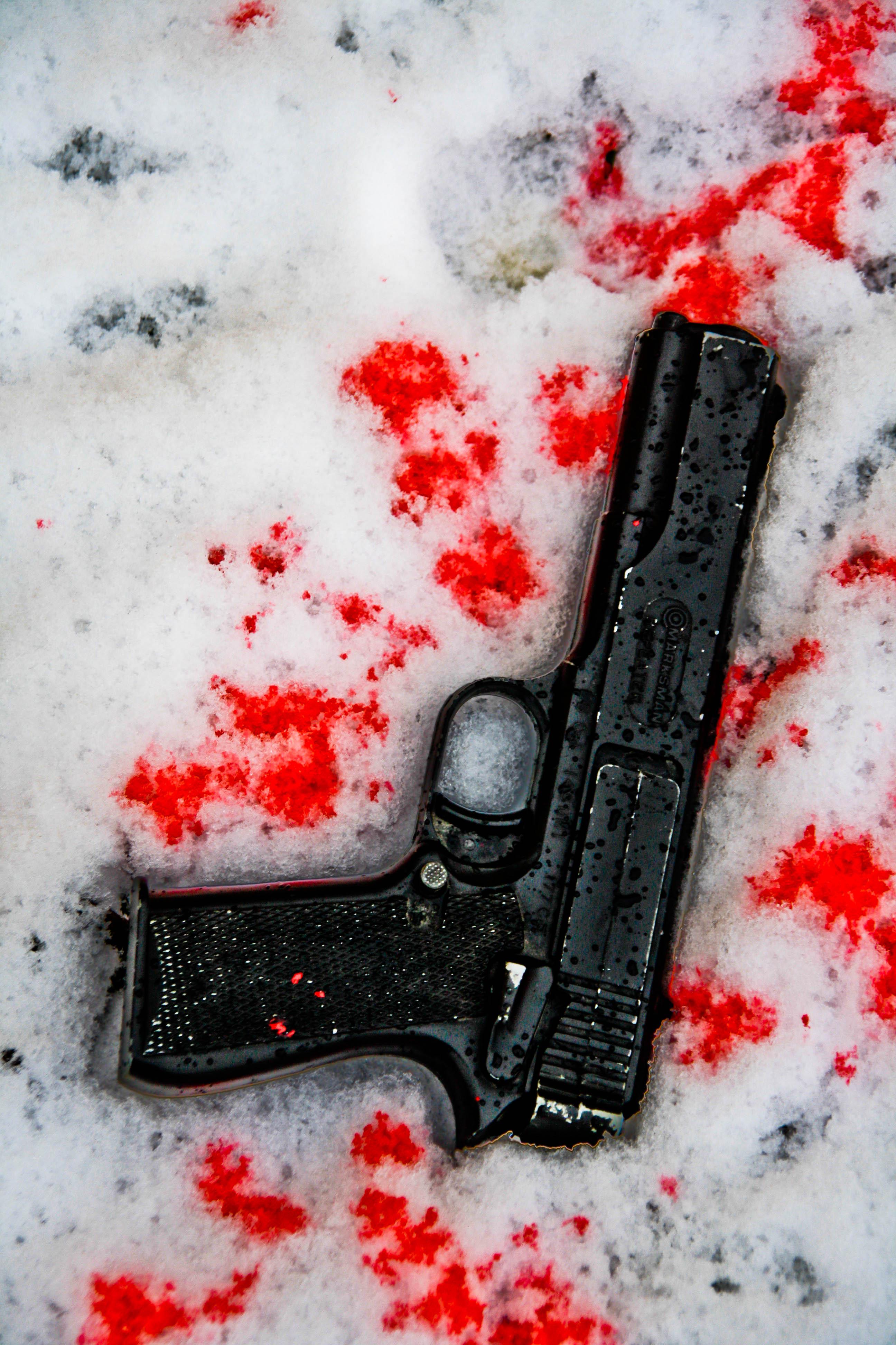 Un tanar de 17 ani, gasit impuscat in inima in mijlocul casei. Medicii incearca sa il resusciteze