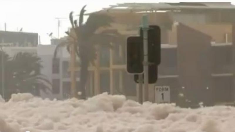 VIDEO! Spectacol in Australia: mai multe orase au fost acoperite, in cateva minute, de spuma