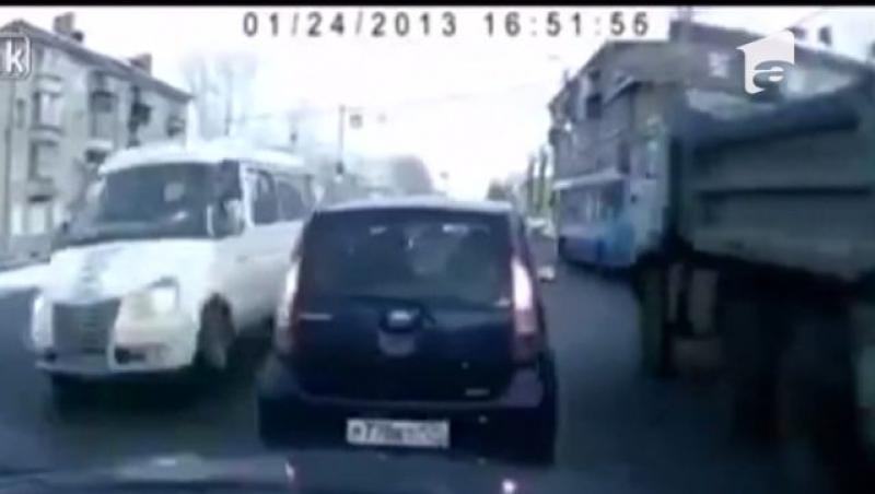 VIDEO! Lectie de maniere in trafic. Un barbat care a aruncat gunoi pe geamul masinii a primit o invatatura de la soferul din spatele lui
