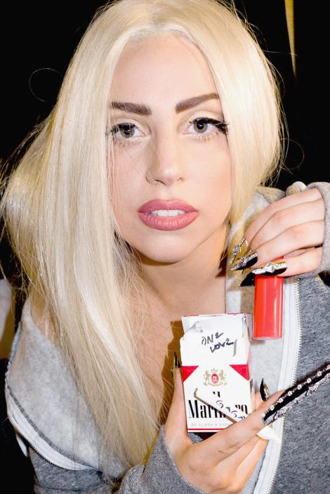 Lady Gaga se cuminteste? Renunta la "fumuri" pe durata inregistrarilor