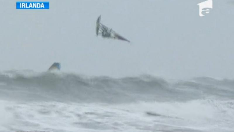 Irlanda: Participantii unui concurs de windsurfing au zburat cu adevarat, datorita vantului puternic