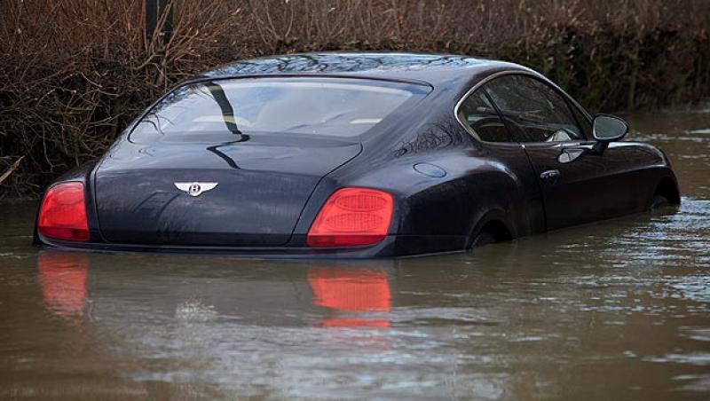 Foto de exceptie: Bentley de 150.000 de euro inundat si parasit