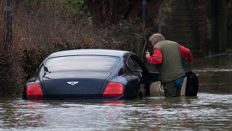 Foto de exceptie: Bentley de 150.000 de euro inundat si parasit