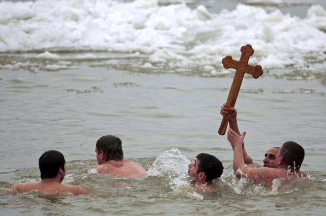 Candidatii pentru recuperarea crucii de Boboteaza din apele Dunarii trebuie sa vina cu EKG-ul