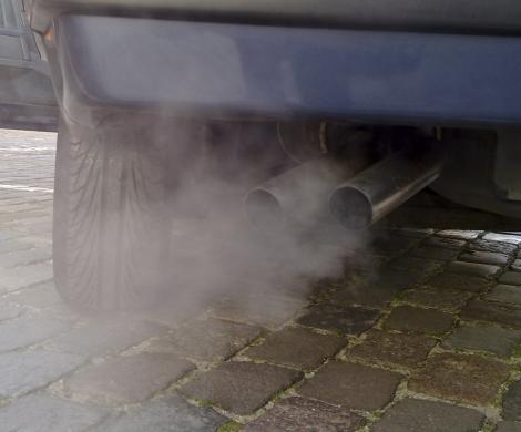 EDITORIAL: Poluarea masinilor, de la taxa la timbru pe fum