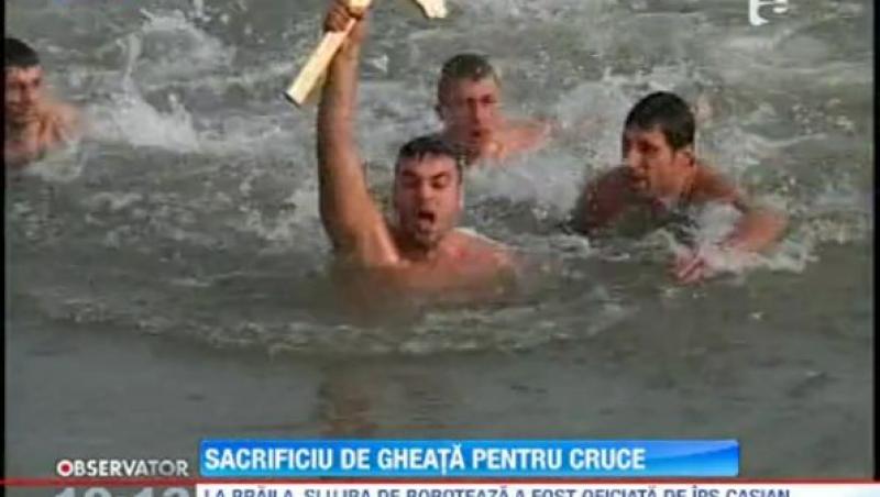 Zeci de oameni au facut o baie rece ca gheata pentru a recupera crucea de Boboteaza