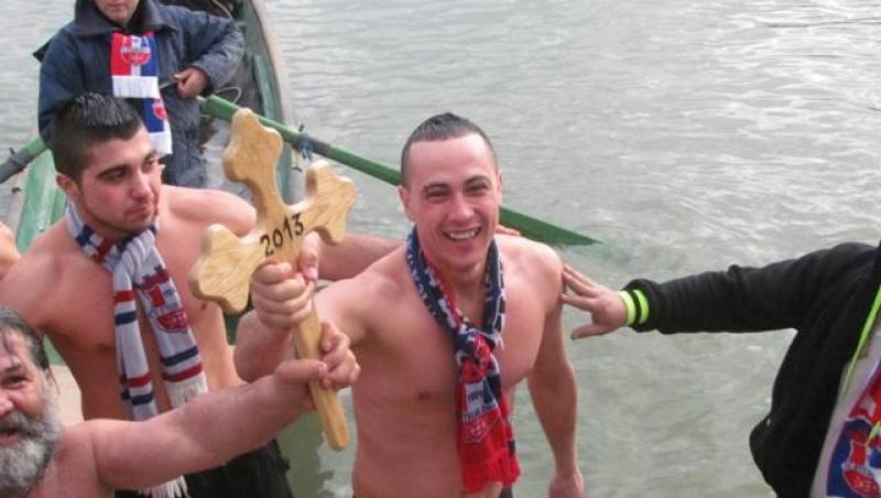 Suporterul de Boboteaza se cunoaste! Fanii Otelului s-au aruncat in Dunare pentru a prinde Crucea