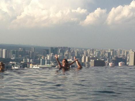 Delia, in vacanta in Singapore: in piscina, la etajul 80!