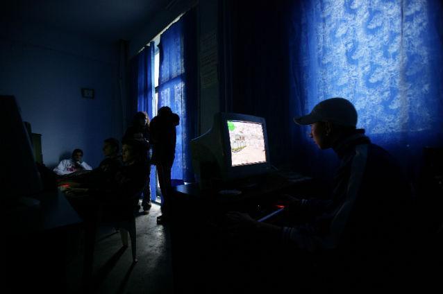 Un tata a platit ucigasi virtuali sa-i omoare fiul in mediul online