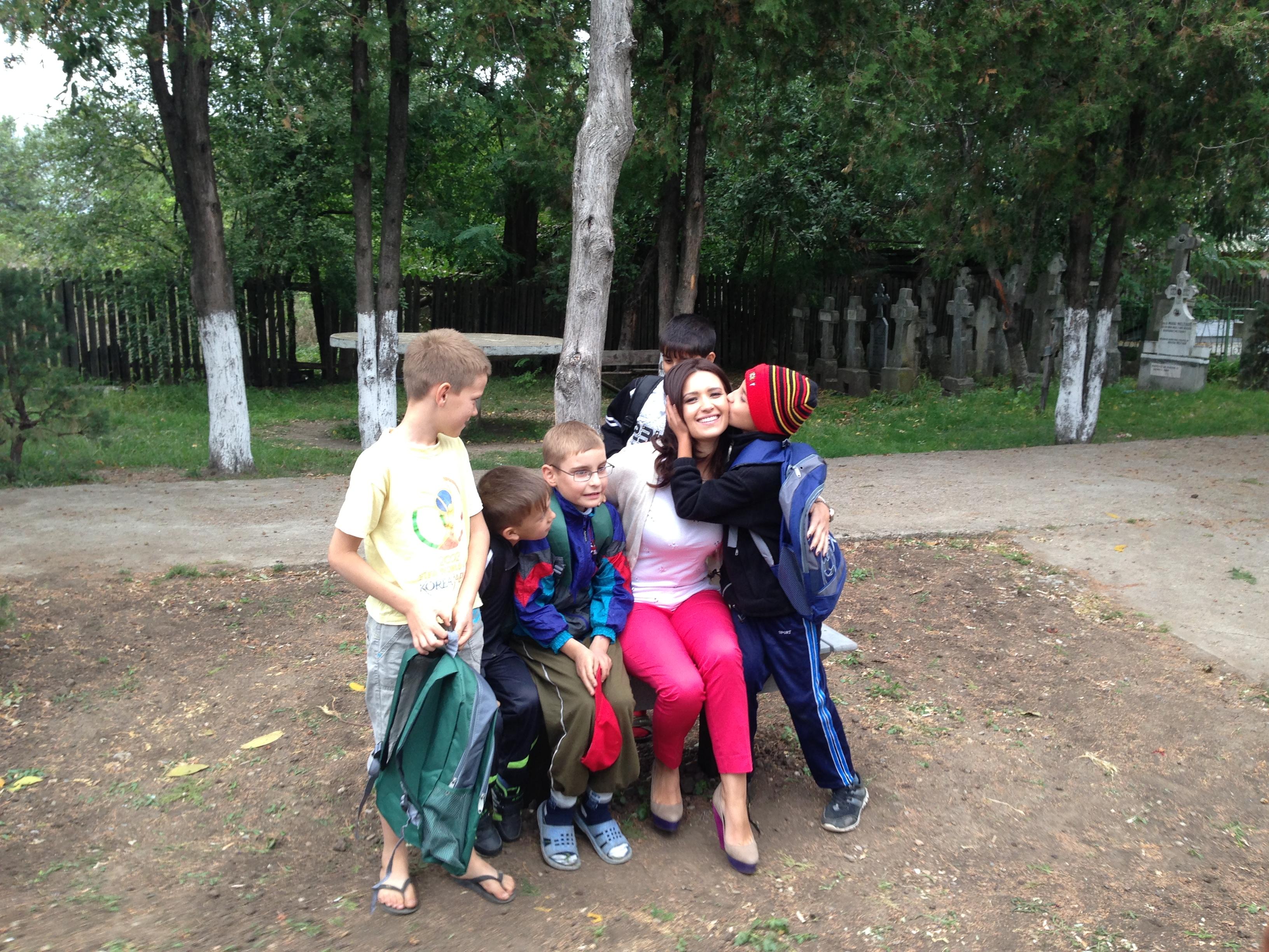 Aproape 150 de copii au inceput scoala cu fruntea sus datorita actiunii &rdquo;Trimite un copil la scoala&rdquo; initiata de Ela Craciun si Fundatia "Mereu Aproape"