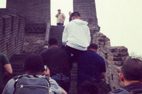 Aroganta maxima: Justin Bieber, carat in spate de garzile de corp, la Marele Zid Chinezesc