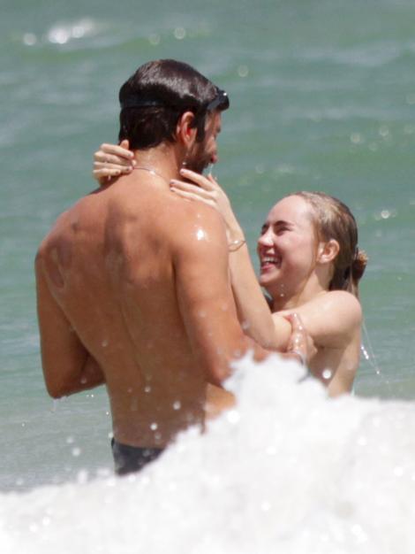 Bradley Cooper si Suki Waterhouse, momente romantice in Hawaii!