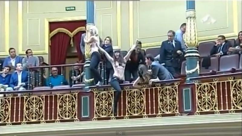 VIDEO! Cu pieptul gol in Congresul spaniol. Activistele Femen au intrerupt discursul deputatilor